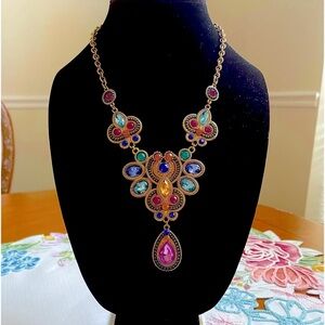 RHINESTONE STATEMENT NECKLACE NWT. THIS NECKLACE IS A SHOW-STOPPER PIECE!